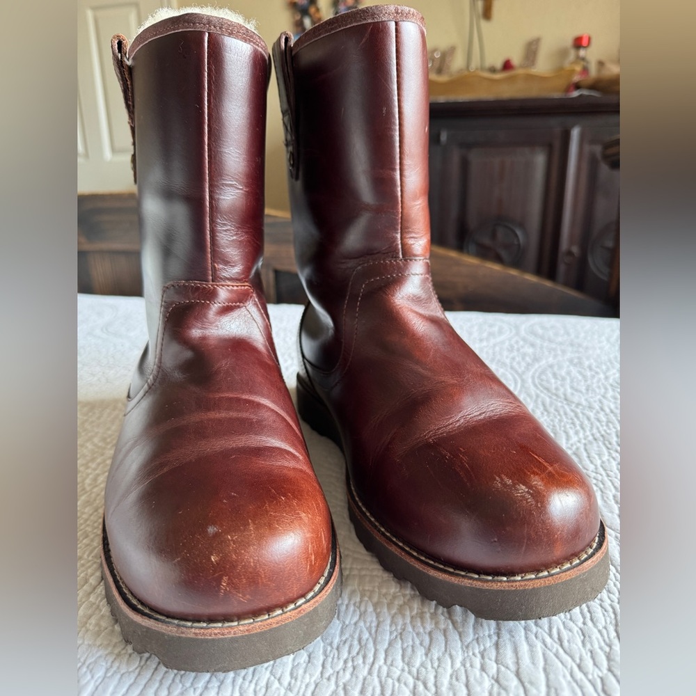 UGG Men’s Genuine Leather Boots sz 10